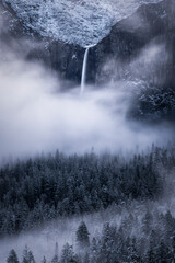 Wodospad Bridalveil wpada w chmury Doliny Yosemite