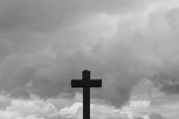 Cruz con un cielo nublado