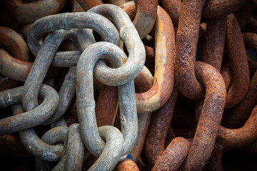 Fototapeta premium A close up of old rusty metal chain links