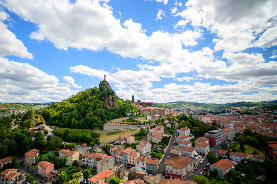 Panorama sur le Puy en Velay, Notre-Dame de France et la cath&eacute;drale depuis l'&eacute;glise Saint-Michel d'Aiguilhe. Parcours p&egrave;lerinage Compostelle, France 