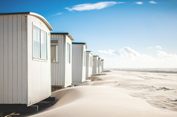 Weiße Hütten am Strand von Løkken in Dänemark
