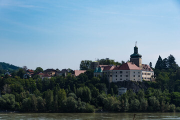 Fototapeta na wymiar Schloss im Strudengau an der Donau