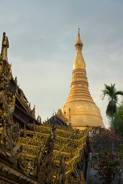 View of Sule Pagoda against sky
