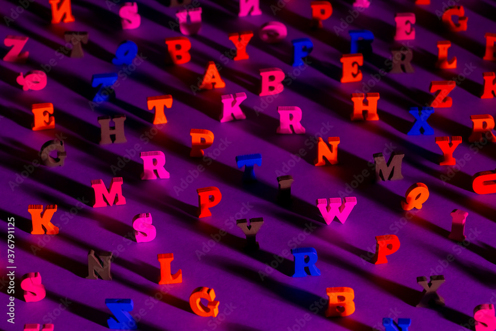 Fototapete the letters of the english alphabet are on the table. randomly placed latin characters. english lett
