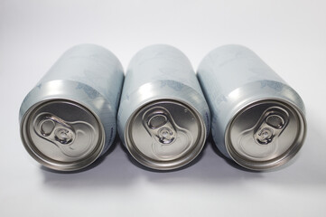 Lata de refrigerante com fundo branco