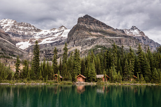Scenic view of Lake O Hara Lodge against mountain