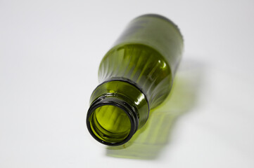 Garrafa verde de vidro com fundo branco