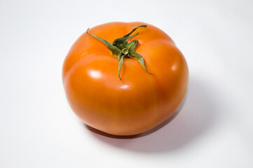 Tomate do Brasil com fundo branco e folhas verdes