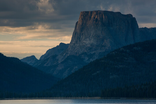 Squaretop Mountain with Green River Lakes in foreground at dawn