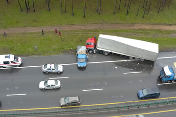 Accident involving a truck with a wagon and a minivan. The truck © Deniz