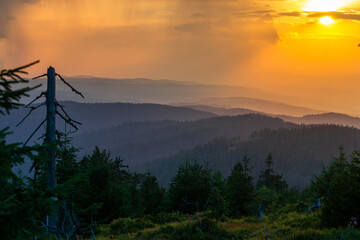 Gorczańskie widoki. Widok ze szczytu Turbacza na Gorce i Beskid żywiecki o zachodzie słońca © Piotr Szpakowski
