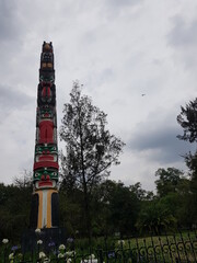 Obraz premium Totem y avión en Chapultepec