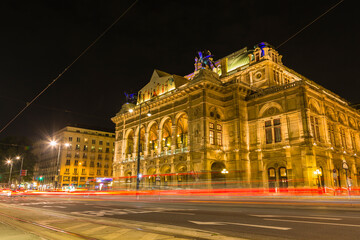Fototapeta na wymiar オーストリア　ウィーン歴史地区にある夜になってライトアップされた国立歌劇場