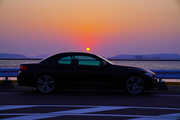 夕陽と海とスポーツカー