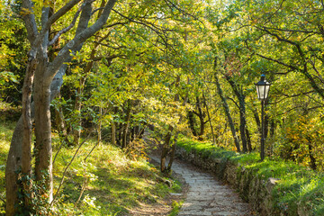 サンマリノ　サンマリノ市の歴史地区のティターノ山の城壁内の散歩道