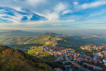 Fototapeta na wymiar サンマリノ　サンマリノ市から眺めた山麓の町ボルゴ・マッジョーレ 