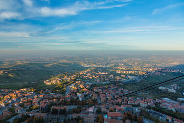サンマリノ　サンマリノ市から眺めた山麓の町ボルゴ・マッジョーレ
