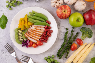 Sliced ​​chicken steak with peas, tomatoes, kiwi and pumpkin.