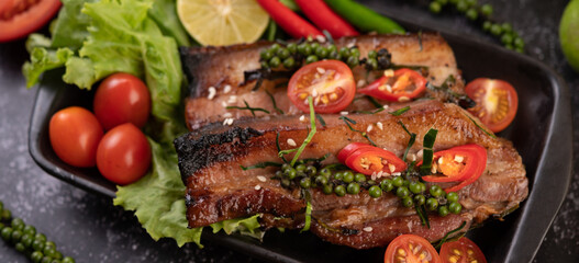 Sliced ​​pork steak topped with white sesame and fresh pepper seeds along.