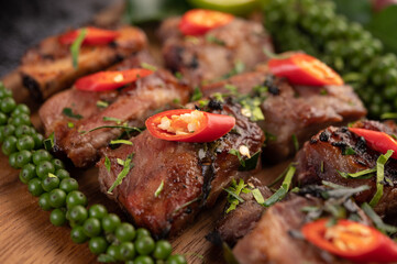 Sliced ​​pork steak topped with white sesame and fresh pepper seeds along.
