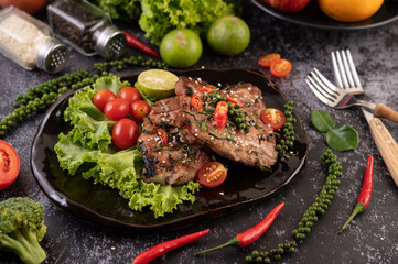 Sliced ​​pork steak topped with white sesame and fresh pepper seeds along.