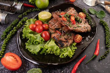 Sliced ​​pork steak topped with white sesame and fresh pepper seeds along.