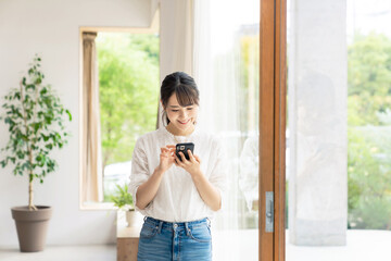 Fototapeta premium スマホを使う女性