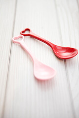 heart shaped red and pink spoons