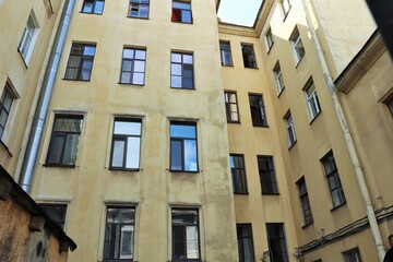 
Zheltoye staroye  zhiloye zdaniye
28/5000
Yellow old residential building