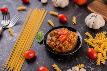 Sauce for stir-frying spaghetti or stir-frying macaroni on a black plate.