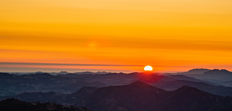 Fototapeta Na zdjeciu widzimy spektakularny wschód słońca ze szczytu góry w paśmie górskim w środkowych Włoszech.