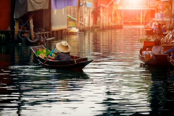 Obraz premium thai fruit seller sailing wooden boat in thailand tradition floating market