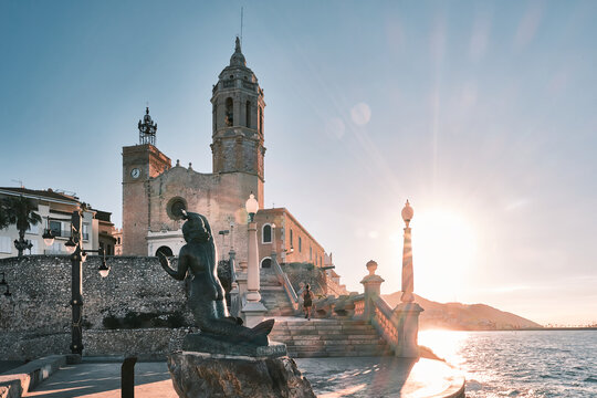 Viajar a Sitges. Amanecer junto al mar a los pies de la iglesia