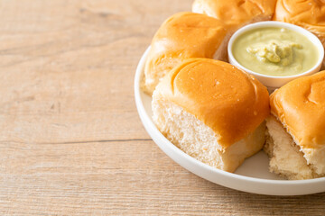 Bread with Thai Pandan Custard