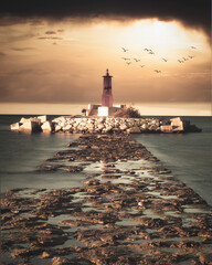 Amanecer nublado en el faro de Villajoyosa.