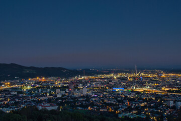 Fototapeta na wymiar Stadbildansicht von Linz kurz nach Sonnenuntergang als die Lichter eingeschaltet wurden
