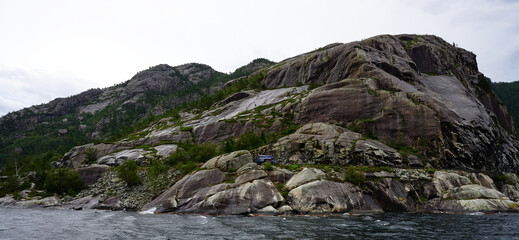 Wohnmobil Camping in Schweden Norwegen in der Wildnis Bergen Klippen vom Meer aus fotografiert