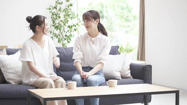 ソファーで談笑する二人の女性