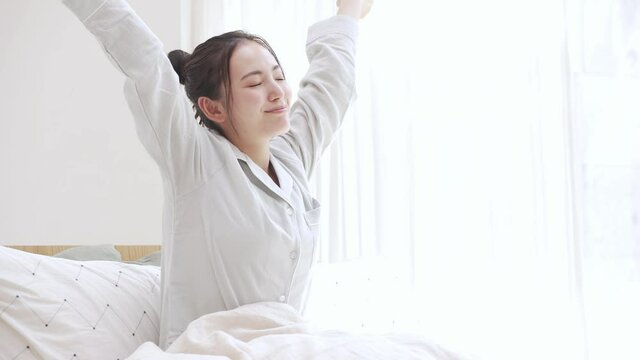パジャマ姿の若い女性　寝起き