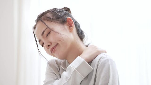 パジャマ姿の若い女性　疲労