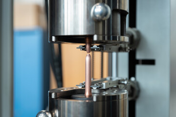 Industrielle Belastungsprüfung eines Metallstücks unter Druck.