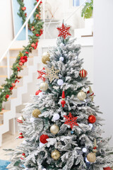 部屋に飾り付けられたクリスマスツリー