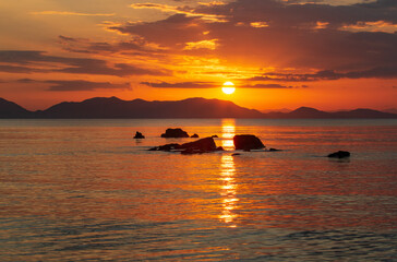 Obraz na płótnie Canvas sunset over the beach 