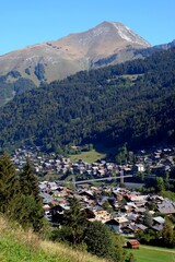 Fototapeta na wymiar Vue générale de Morzine dans les Alpes françaises