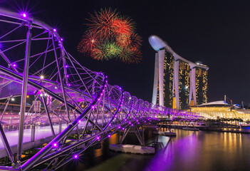Vuurwerk over de Helix-brug met Marina Bay Sands op de achtergrond, Singapore