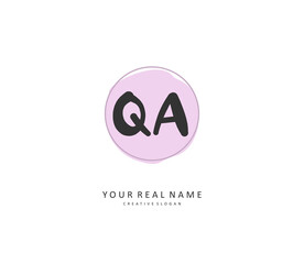 Obraz premium Q A QA Initial letter handwriting and signature logo. A concept handwriting initial logo with template element.