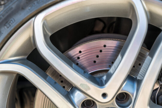 Innenbel&uuml;ftete gelochte Bremsscheibe mit Alufelge als Teile eines Sportautos