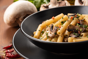 Piatto di pasta con funghi e prezzemolo, cucina Italiana