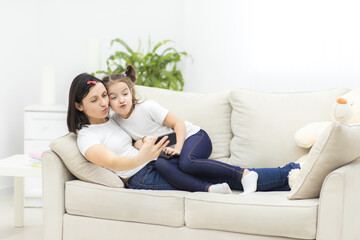 Obraz premium Photo of mother and daughter in the morning in the living room.