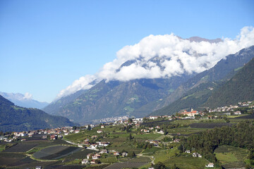 Fototapeta na wymiar Blick von Schenna auf Dorf Tirol mit Johanneum